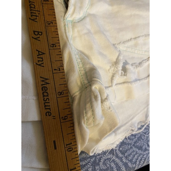 Arizona Jean Co. White Denim Jean Shorts Sz 11 Cut-Off Distressed - Picture 4 of 5